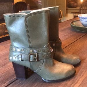 Fossil Boots